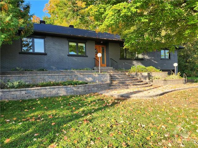 9 Oriole Drive, House detached with 5 bedrooms, 2 bathrooms and 4 parking in Ottawa ON | Image 2