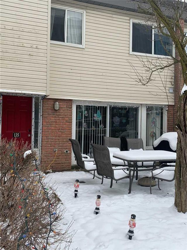 17 - 135 Milestone Cres, Townhouse with 3 bedrooms, 2 bathrooms and 1 parking in Aurora ON | Image 1