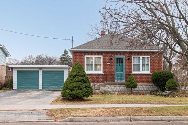 484 Cumberland Ave, House detached with 2 bedrooms, 2 bathrooms and 4 parking in Burlington ON | Image 1
