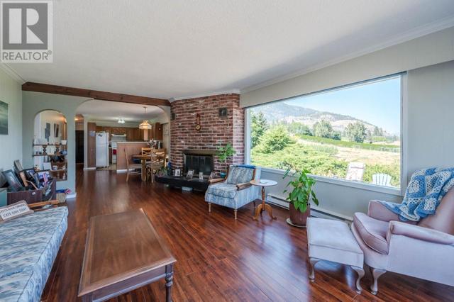 694 Pineview Drive, House detached with 3 bedrooms, 1 bathrooms and 6 parking in Okanagan Similkameen I BC | Image 8