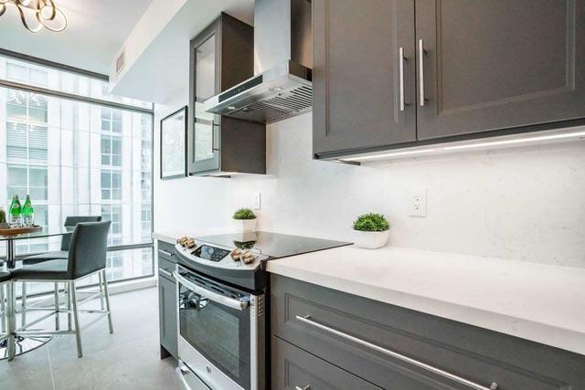 2802 - 18 Yorkville Ave, Condo with 2 bedrooms, 2 bathrooms and 2 parking in Toronto ON | Image 2