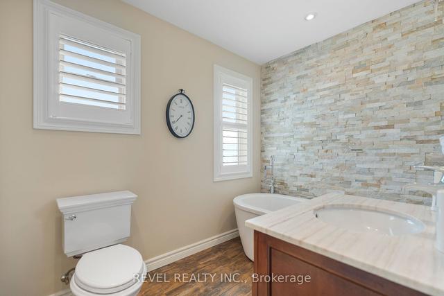 7416 Woodgate St, House detached with 3 bedrooms, 3 bathrooms and 6 parking in Niagara Falls ON | Image 11