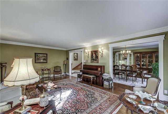166 Valley Rd, House detached with 4 bedrooms, 4 bathrooms and 4 parking in Toronto ON | Image 4