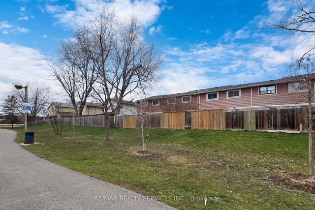 9 Greenhills Sq, House attached with 3 bedrooms, 1 bathrooms and 3 parking in Brampton ON | Image 33