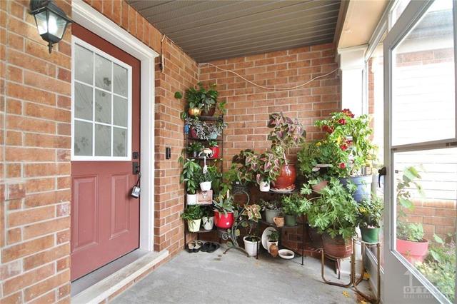 402 Meadowhawk Crescent, Townhouse with 3 bedrooms, 2 bathrooms and 2 parking in Ottawa ON | Image 5