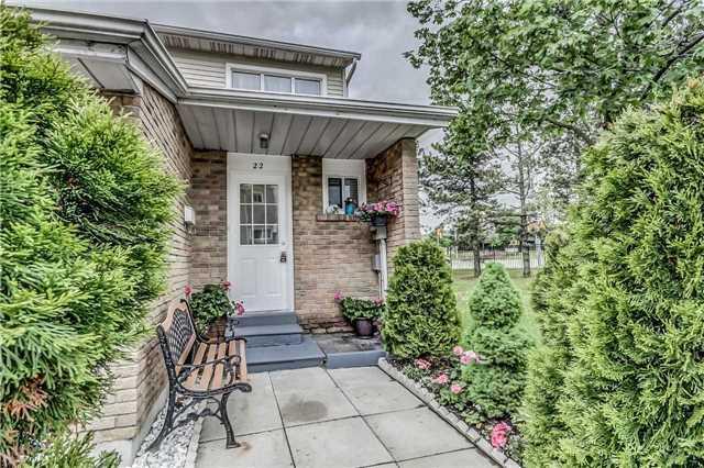 22 Enmount Dr, Townhouse with 3 bedrooms, 2 bathrooms and 1 parking in Brampton ON | Image 2