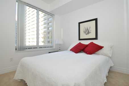 809 - 35 Balmuto St, Condo with 2 bedrooms, 2 bathrooms and 1 parking in Toronto ON | Image 8