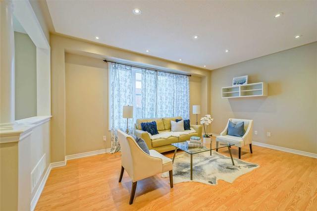 19 Overhold Cres, House detached with 4 bedrooms, 4 bathrooms and 4 parking in Richmond Hill ON | Image 3