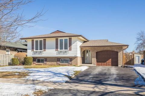 3220 Fairway Road, House detached with 5 bedrooms, 1 bathrooms and 5 parking in Niagara Falls ON | Card Image