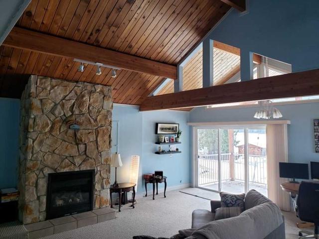 26 Montcalm Cres, House detached with 3 bedrooms, 1 bathrooms and 6 parking in Sicamous BC | Image 4