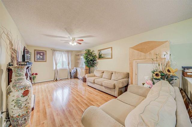 139 Salisbury Circ, House semidetached with 3 bedrooms, 2 bathrooms and 4 parking in Brampton ON | Image 15