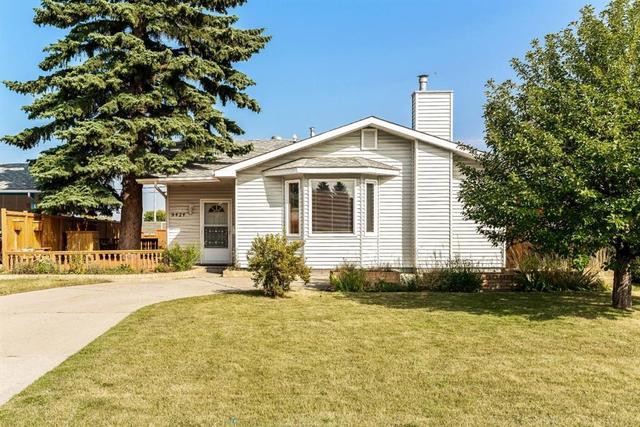 9424 Academy Drive Se, House detached with 3 bedrooms, 2 bathrooms and 4 parking in Calgary AB | Card Image