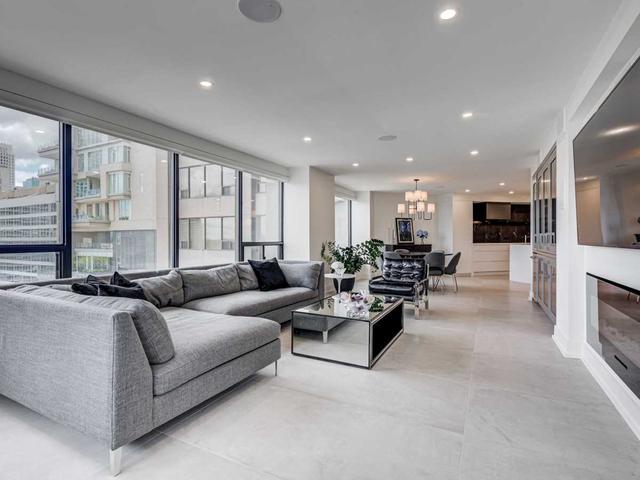 1601 - 175 Cumberland St, Condo with 1 bedrooms, 2 bathrooms and 1 parking in Toronto ON | Image 2