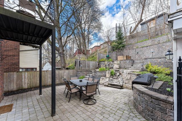 27 Parkview Gdns, House detached with 3 bedrooms, 3 bathrooms and 2 parking in Toronto ON | Image 22