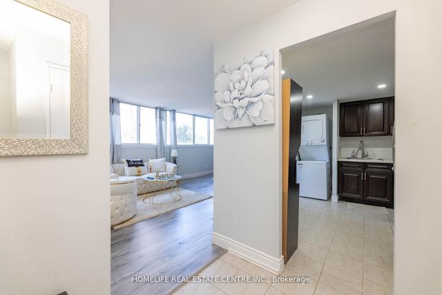 411 - 3700 Kaneff Cres, Condo with 2 bedrooms, 2 bathrooms and 1 parking in Mississauga ON | Image 6