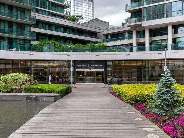 404 - 18 Harbour St, Condo with 2 bedrooms, 2 bathrooms and 1 parking in Toronto ON | Image 3