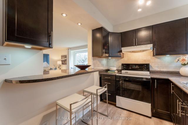 61 Dolphin Dr, House detached with 2 bedrooms, 2 bathrooms and 4 parking in Toronto ON | Image 6