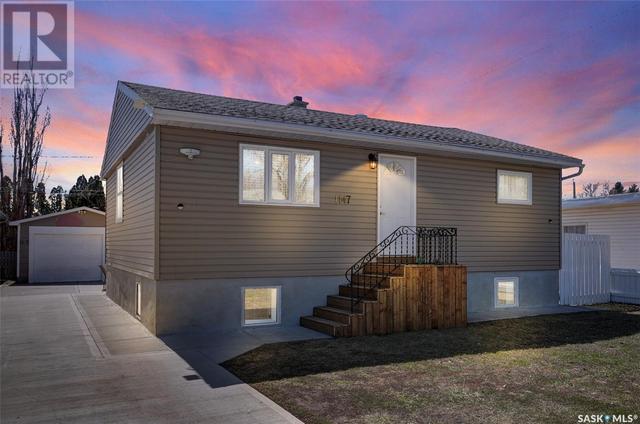 1147 Montgomery Street, House detached with 3 bedrooms, 2 bathrooms and null parking in Moose Jaw SK | Image 2