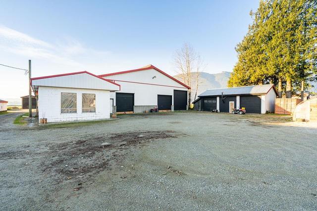 38201 Jones Road, House detached with 6 bedrooms, 2 bathrooms and null parking in Fraser Valley G BC | Image 3