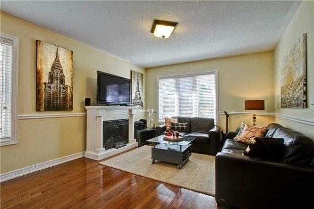 30 Decatur Pl, House attached with 3 bedrooms, 3 bathrooms and 2 parking in Whitby ON | Image 2