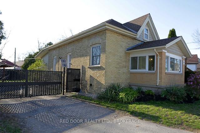 21 Redan St, House detached with 2 bedrooms, 1 bathrooms and 7 parking in London ON | Image 1