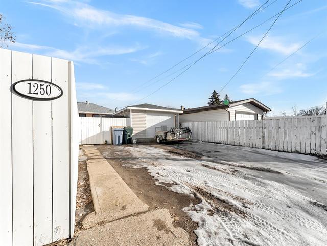 1250 Mckenzie Crescent Nw, House detached with 3 bedrooms, 2 bathrooms and 3 parking in Medicine Hat AB | Image 32