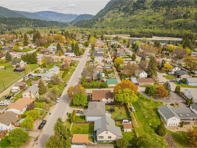 555 5th Ave, House detached with 6 bedrooms, 3 bathrooms and 4 parking in Castlegar BC | Image 15