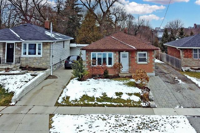202 Greenwood Ave, House detached with 3 bedrooms, 1 bathrooms and 8 parking in Oshawa ON | Image 1