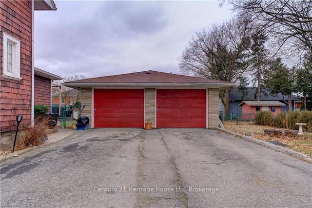 10 First Ave, House detached with 3 bedrooms, 2 bathrooms and 6 parking in Brantford ON | Image 22