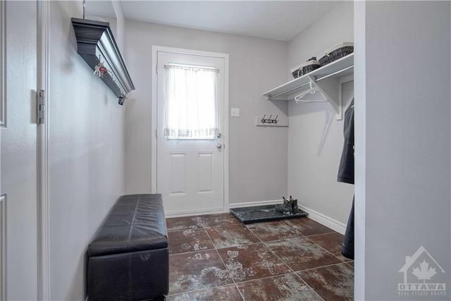 136 Freeport Avenue, Townhouse with 3 bedrooms, 3 bathrooms and 2 parking in Ottawa ON | Image 3
