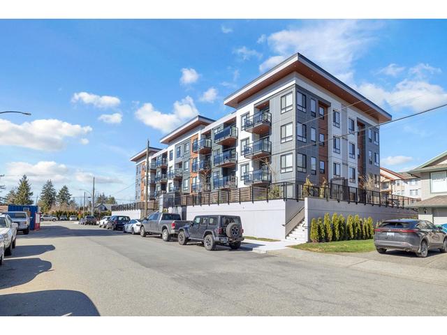 104 - 19825 54 Avenue, Condo with 3 bedrooms, 2 bathrooms and 1 parking in Langley BC | Image 1