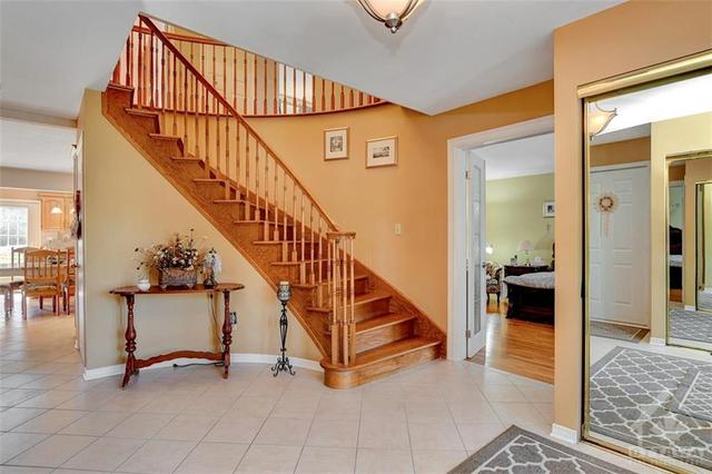113 Huntley Manor Drive, House detached with 4 bedrooms, 3 bathrooms and 6 parking in Ottawa ON | Image 3