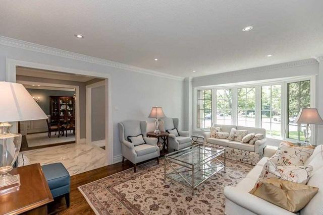 799 Landresse Crt, House detached with 4 bedrooms, 5 bathrooms and 6 parking in Newmarket ON | Image 3