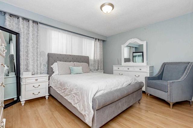 53 Foster Cres N, Townhouse with 3 bedrooms, 2 bathrooms and 2 parking in Brampton ON | Image 6