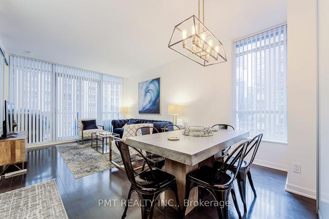 606 - 770 Bay St, Condo with 2 bedrooms, 2 bathrooms and 1 parking in Toronto ON | Image 2