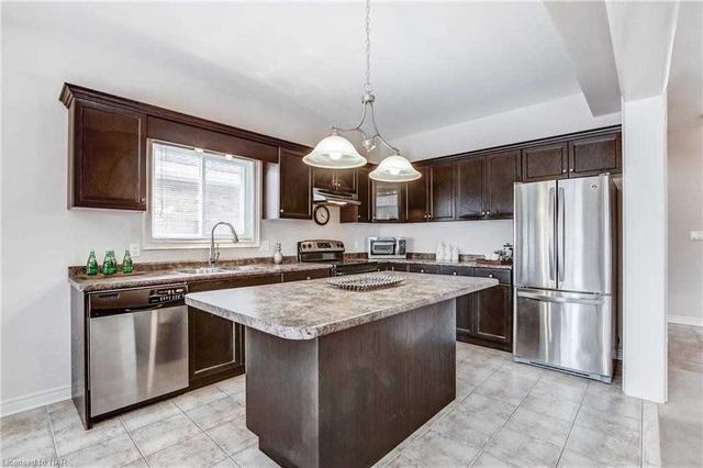 6887 St. Michael Ave, House detached with 3 bedrooms, 3 bathrooms and 6 parking in Niagara Falls ON | Image 2