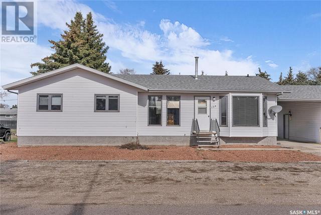 109 3rd Avenue, House detached with 3 bedrooms, 3 bathrooms and null parking in Harris SK | Image 3