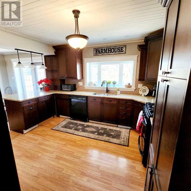 501 Highway, House detached with 4 bedrooms, 2 bathrooms and null parking in Cardston County AB | Image 12