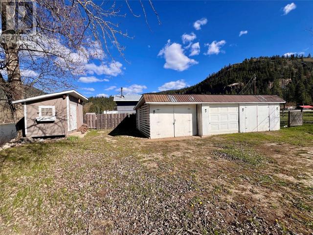 412 Hwy 3, House detached with 3 bedrooms, 2 bathrooms and 2 parking in Central Kootenay B BC | Image 3