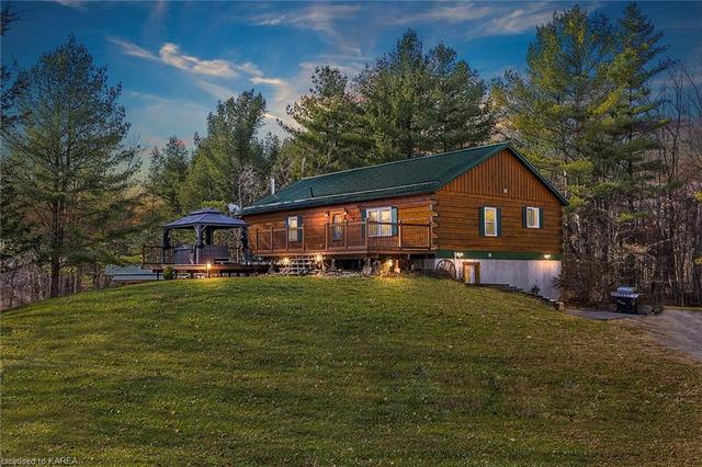2723 Desert Lake Road, House detached with 3 bedrooms, 2 bathrooms and 13 parking in South Frontenac ON | Image 1