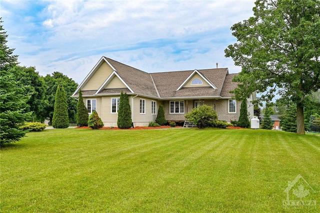 33 Tudor Circle, House detached with 3 bedrooms, 2 bathrooms and 8 parking in Rideau Lakes ON | Image 1