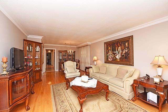 11 Archway Cres, House detached with 3 bedrooms, 2 bathrooms and 5 parking in Toronto ON | Image 3