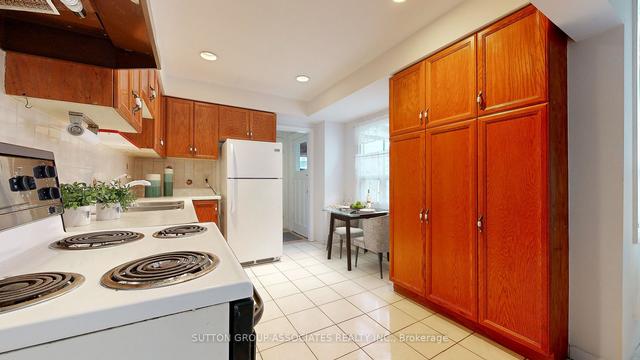 616 Delaware Ave N, House detached with 3 bedrooms, 2 bathrooms and 5 parking in Toronto ON | Image 3