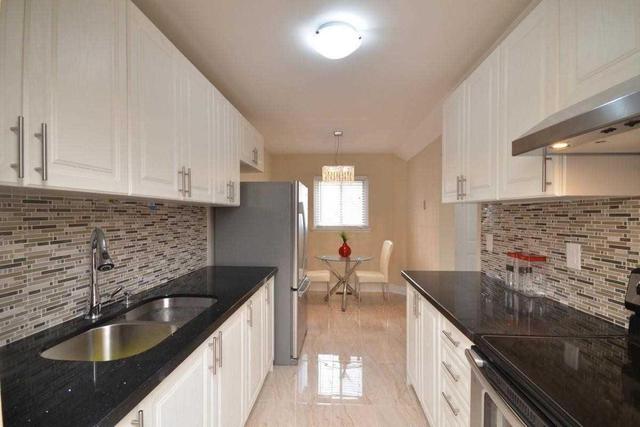 66 Fleetwood Cres, Townhouse with 3 bedrooms, 2 bathrooms and 1 parking in Brampton ON | Image 7