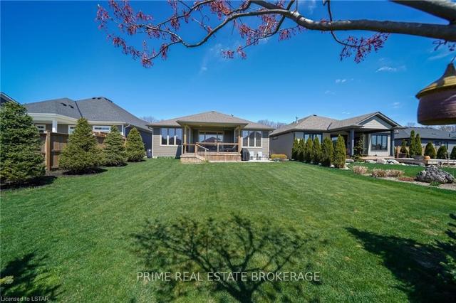 66 Deerfield Rd, House detached with 2 bedrooms, 2 bathrooms and 4 parking in Lambton Shores ON | Image 37