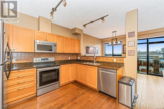 310 - 820 Short St, Condo with 3 bedrooms, 2 bathrooms and 1 parking in Saanich BC | Image 2