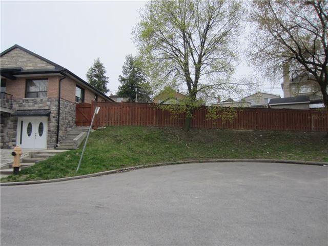 22 Woodcroft Cres, House detached with 2 bedrooms, 2 bathrooms and 1 parking in Toronto ON | Image 3