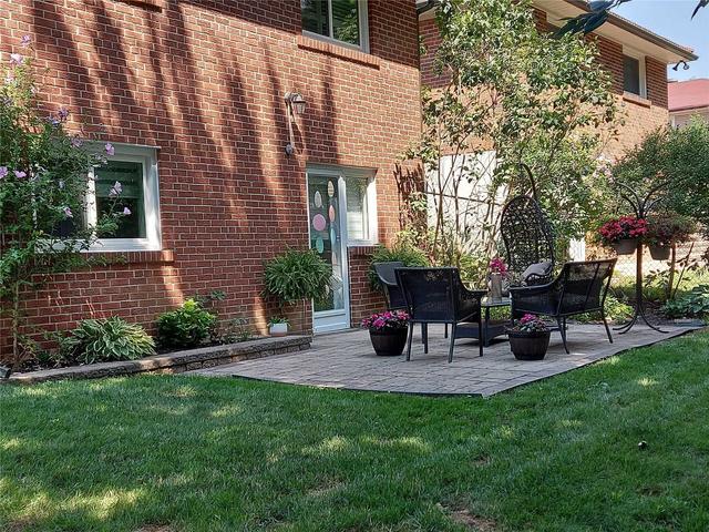 33 Fulbert Cres, House detached with 3 bedrooms, 3 bathrooms and 4 parking in Toronto ON | Image 32