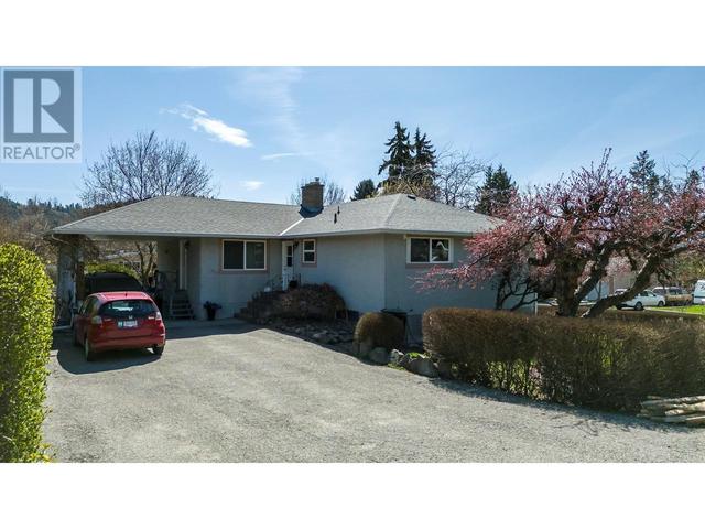 703 Glenburn Street, House detached with 5 bedrooms, 2 bathrooms and null parking in Kelowna BC | Image 2