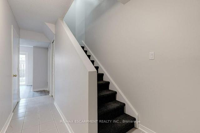 d - 24 Bond St, Townhouse with 3 bedrooms, 2 bathrooms and 2 parking in Brantford ON | Image 3